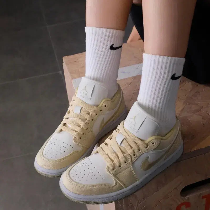 Wmns Air Jordan 1 Low SE Team Gold